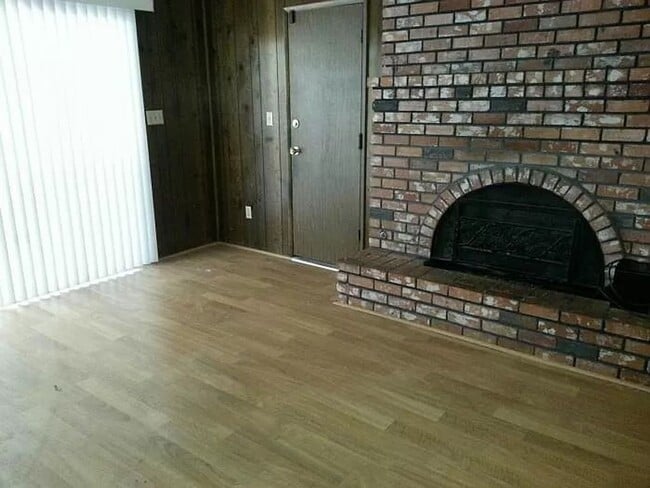 Building Photo - Please do not disturb tenants.