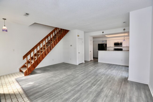 Building Photo - Updated Chimney Hill Condo Available 03-25...