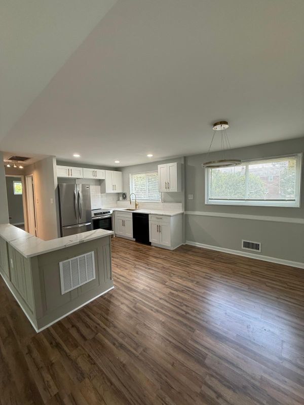 Building Photo - 1112 Chaplin St SE