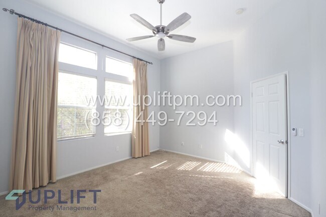 Building Photo - 4 Bed 2.5 Bath Townhouse in Oceanside AVAILABLE NOW!