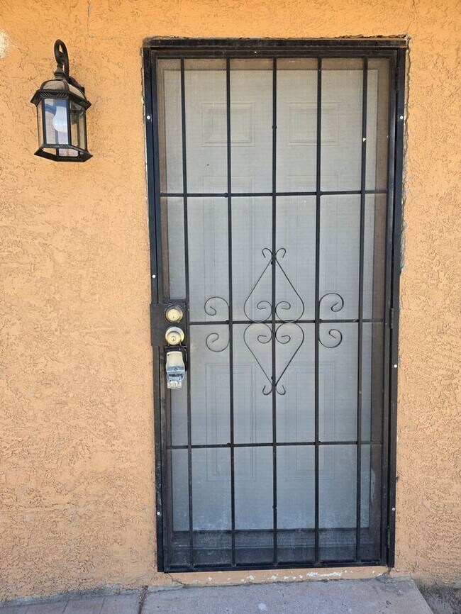 Building Photo - SPACIOUS 2BD/1BA  DUPLEX HOME AVAILABLE NOW!!