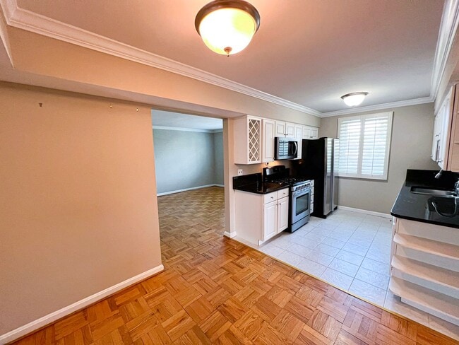 Building Photo - Sun-filled 1 Bed 1 Bath Condo With Garage Parking In The Heart Of Ballston - Water Included