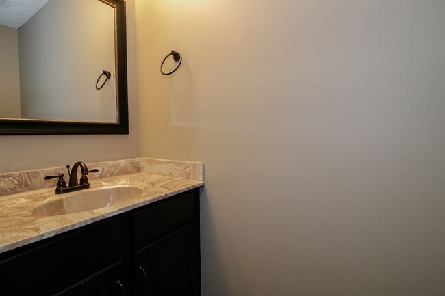 Building Photo - 1450 Raven Rd