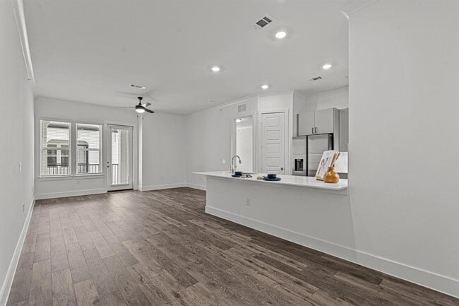 Building Photo - 1664 Hillside Terrace