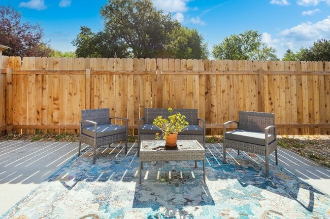 Building Photo - Cozy 2-Bedroom Retreat in North End Boise: Fantastic Location with Elegant Upgrades