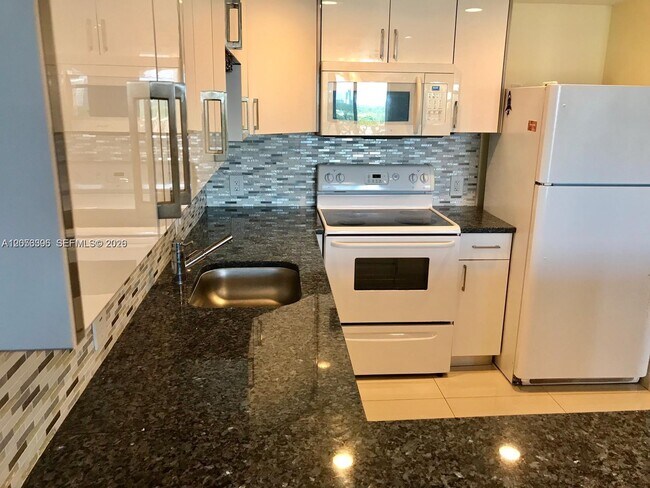 Building Photo - 13155 Ixora Ct