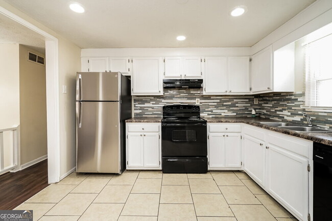 Building Photo - 3075 Flowers Dr