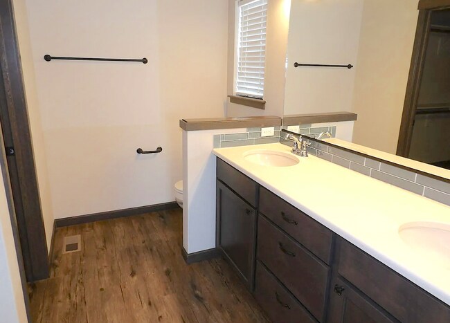 Building Photo - Great Post Falls Location!