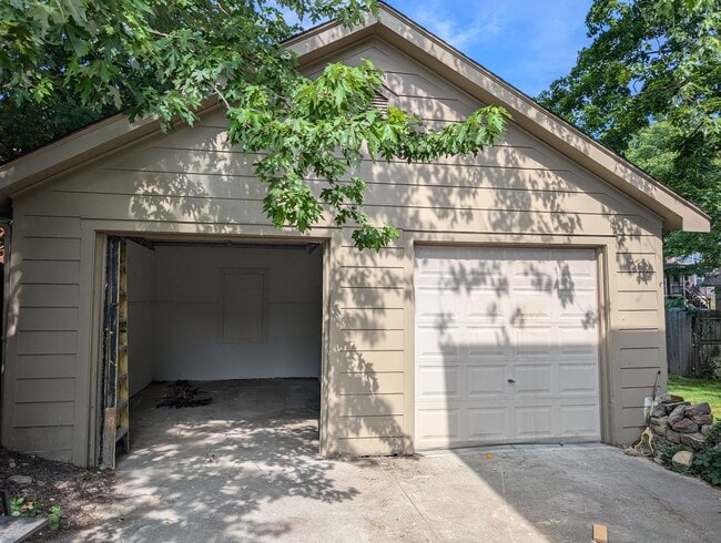 Building Photo - Spacious! 4-Bed and 2-Full Bath Unit with Bonus Room, Garage, Large Backyard