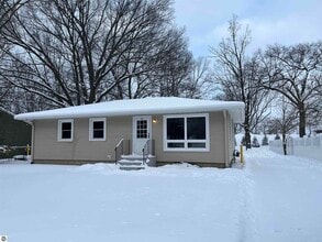 Building Photo - 833 Fern St