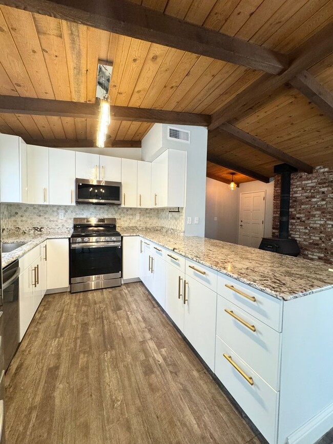 Building Photo - Private Renovated Home in Westside Redding