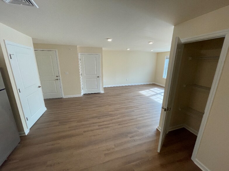 Building Photo - 540 Northend Dr