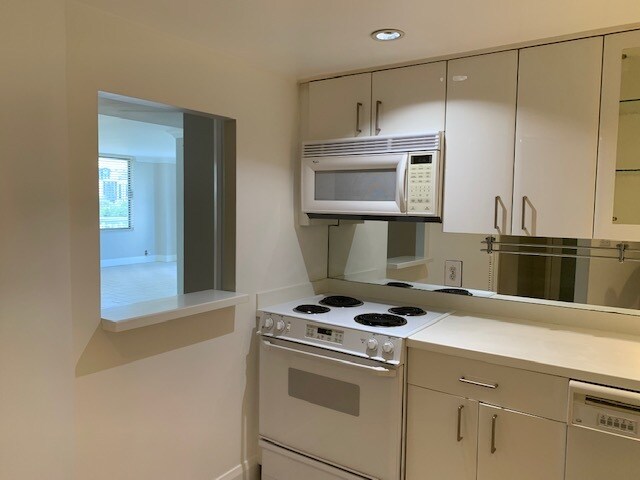 Kitchen - 400 E Colonial Dr