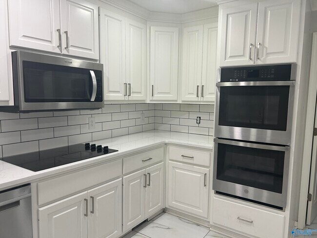 Building Photo - 2012 Fairway Hills Dr