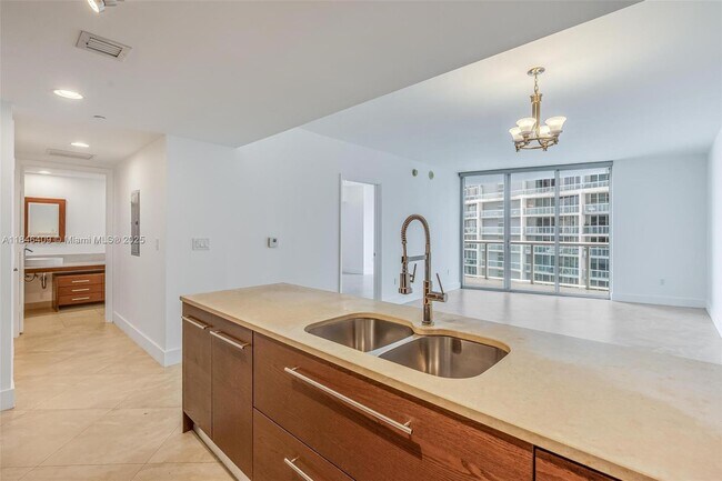 Building Photo - 475 Brickell Ave