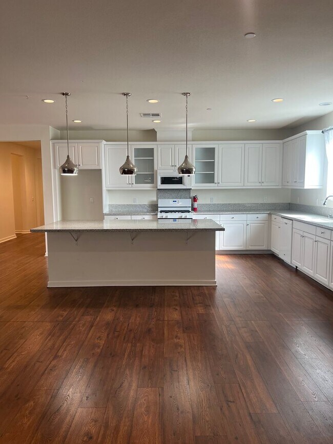 Building Photo - 3 Bedroom Plus Bonus Room Single Family Ho...