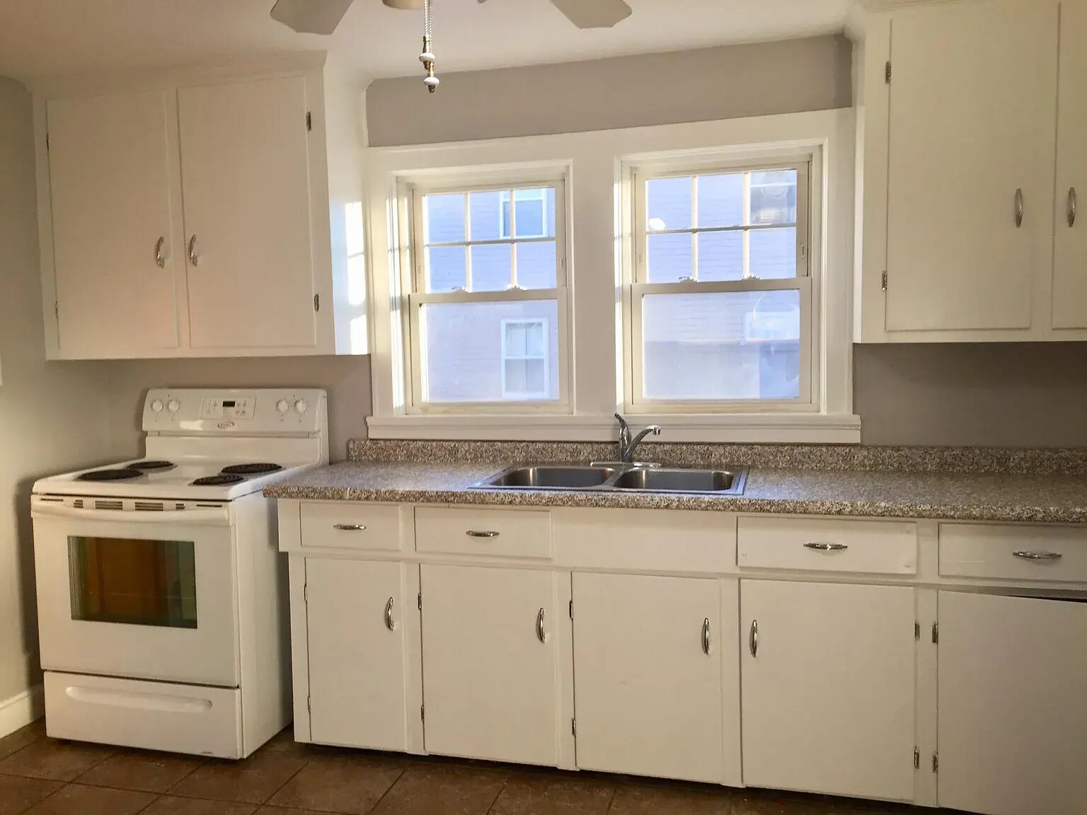 Building Photo - 144 S Maple St