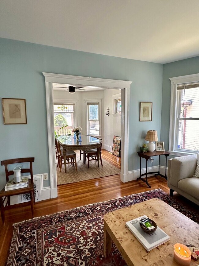 Building Photo - The Perfect 2bed/1bath with Porch, Private...