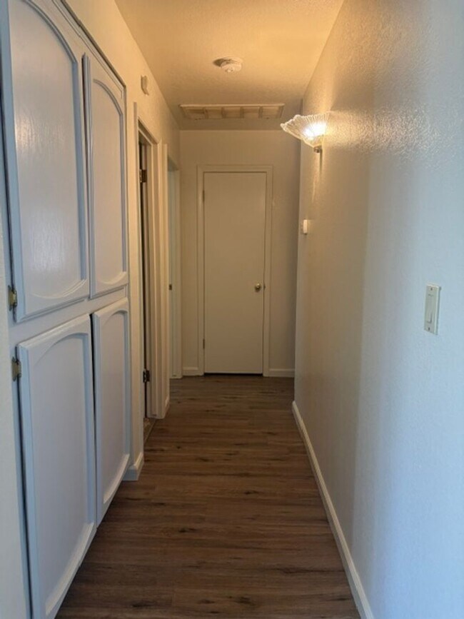 Building Photo - 10808 Sunset Canyon Dr