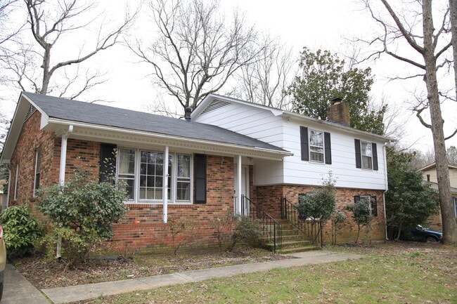 Building Photo - Spacious split level home, see today!