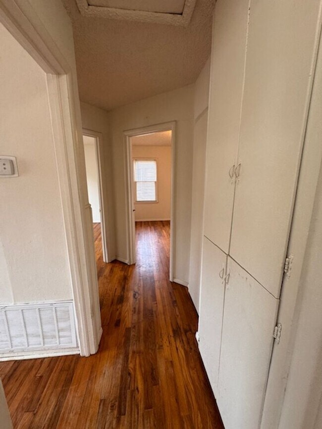 Building Photo - Norman 2 bed cutie, clean and ready for move in!  covered porch and storage shed!