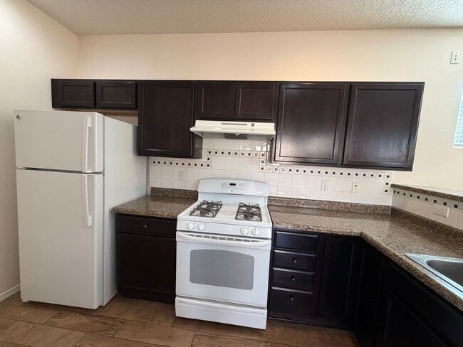 Building Photo - 2 Bedroom Single Story Town Home Available Near 98th St SW & Dennis Chavez Blvd SW!