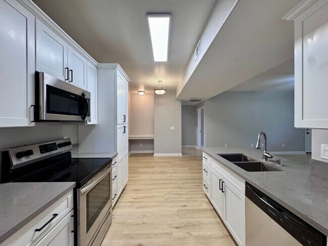 Building Photo - 41410 Juniper St
