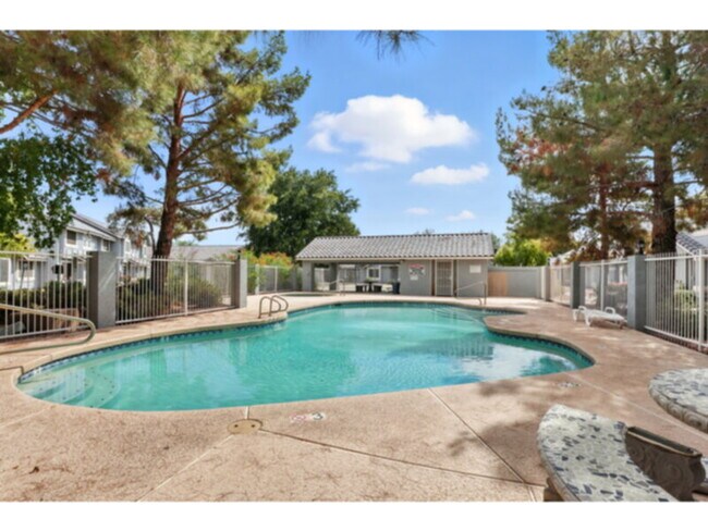 Building Photo - Chandler Townhouse with Double Ensuites