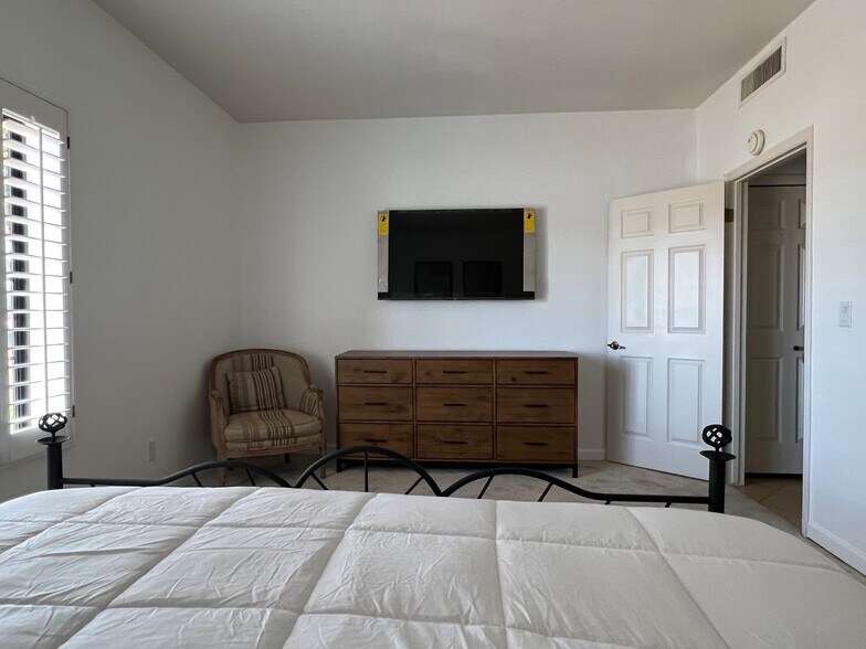 Building Photo - 6137 N 28th Pl