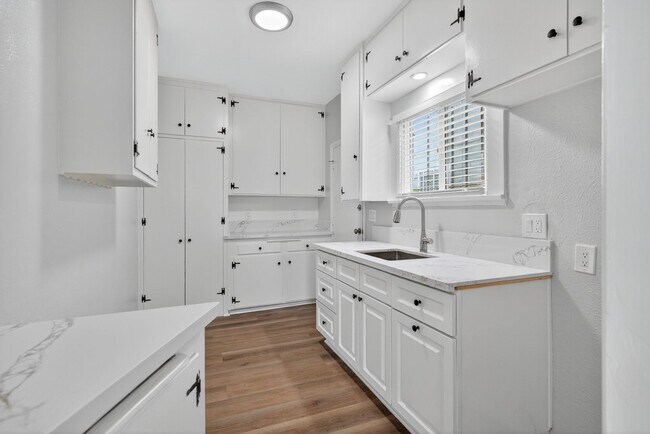 Building Photo - 1711 E Appleton St