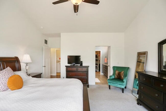 Building Photo - 4 Bedroom Ranch in SW Champaign - Availabl...