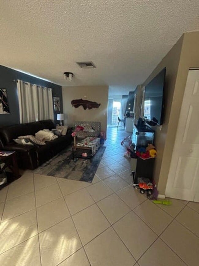 Building Photo - 818 Sandtree Dr