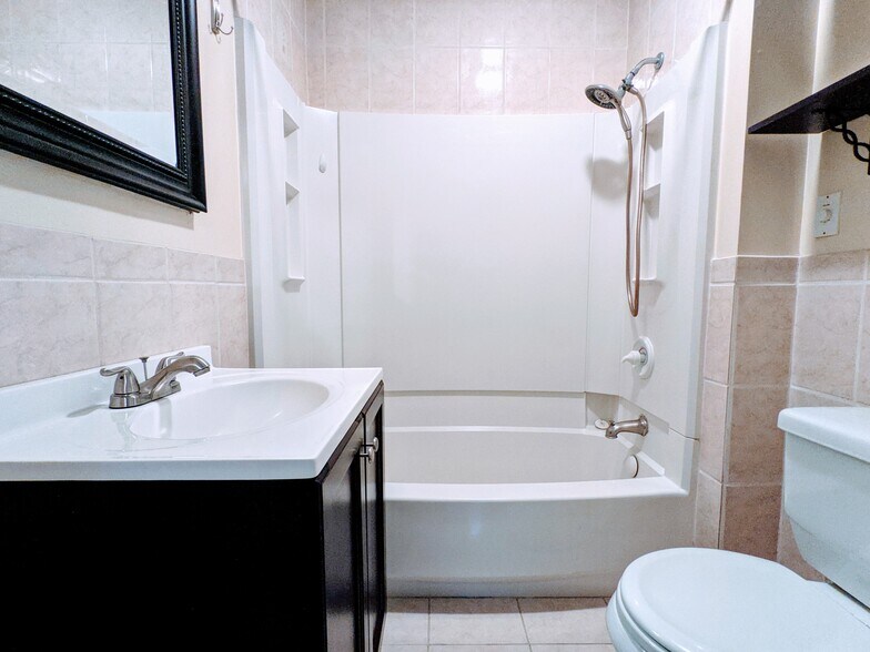 Full Bathroom - 336 Jefferson Ave