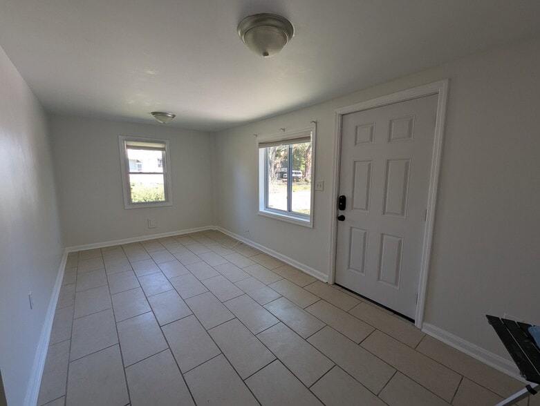 Building Photo - 1325 E 40th St