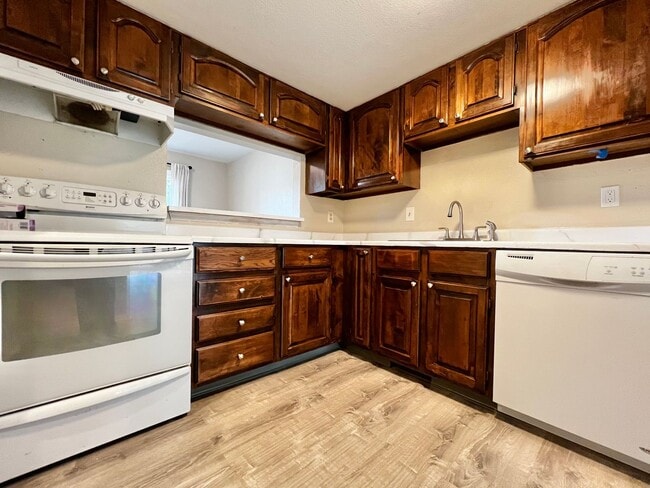 Building Photo - Charming 2 Bed 1.5 Bath Townhome in West F...