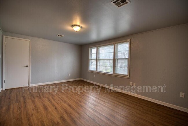 Building Photo - 3033 NW 31st St