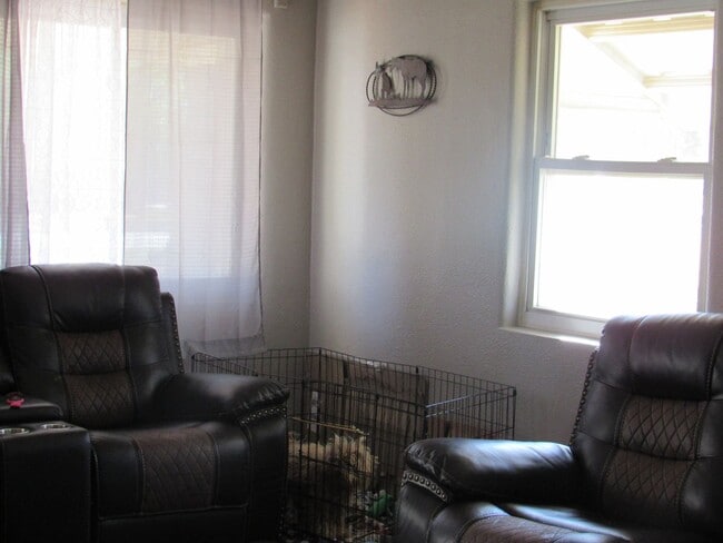 Building Photo - Cozy & Convenient 2+ Bedroom W/Garage