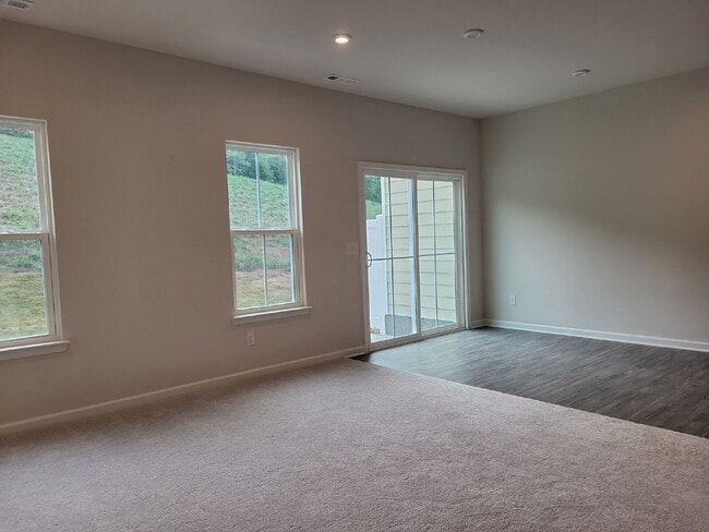 Building Photo - 633 Exmoor Dr