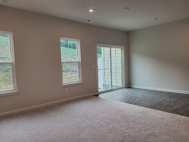 Building Photo - Luxury townhome in a prime Goodlettsville location just minutes to Nashville!