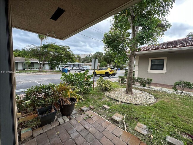 Building Photo - 1045 NE 10th Ave