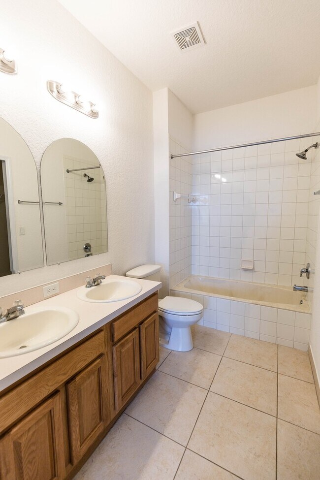 Building Photo - Beautiful spacious 4 bedroom, 2.5 bathroom townhome!