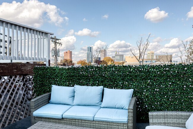 Building Photo - 447 Gittings St