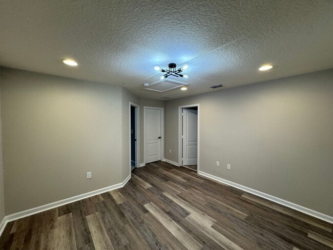 Building Photo - 3 BD/2.5 BA Home, Modern Elegance Meets Ev...