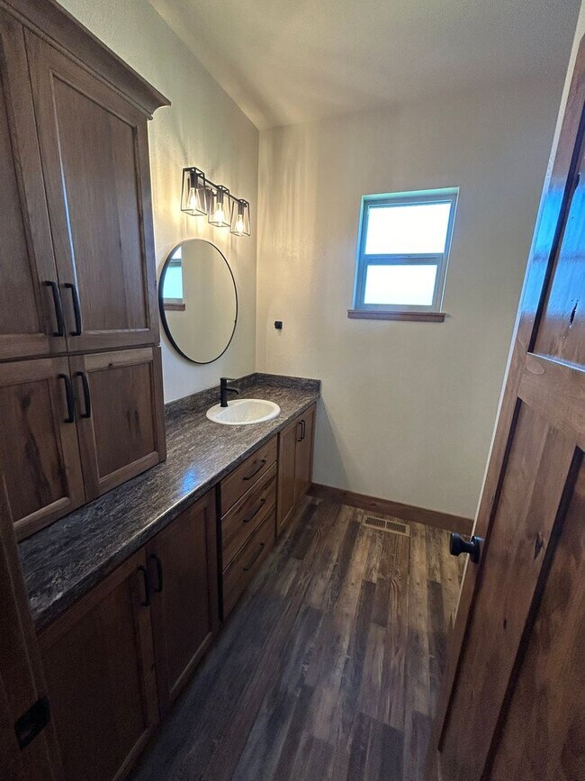 Building Photo - Beautiful Home in Rural Setting