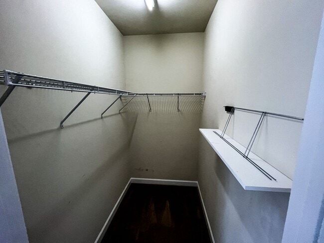 Building Photo - Greensboro 2 Bedroom, 2 Bathroom Condo