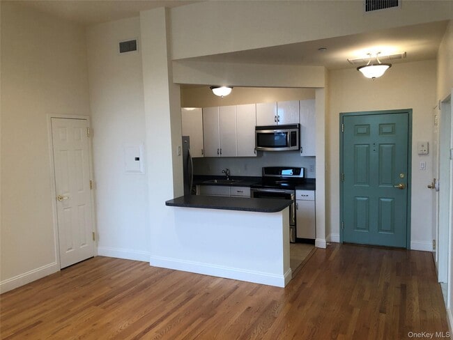 Building Photo - 303 Main St