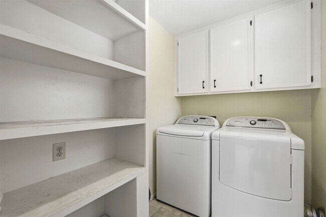 Building Photo - 3807 Glenwood Springs Dr