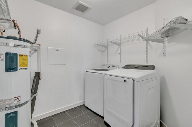 Building Photo - Perfectly Placed Condo In the Heart of Puyallup