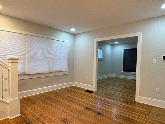 Building Photo - 2 Bed, 2 Bath Minutes from Downtown!