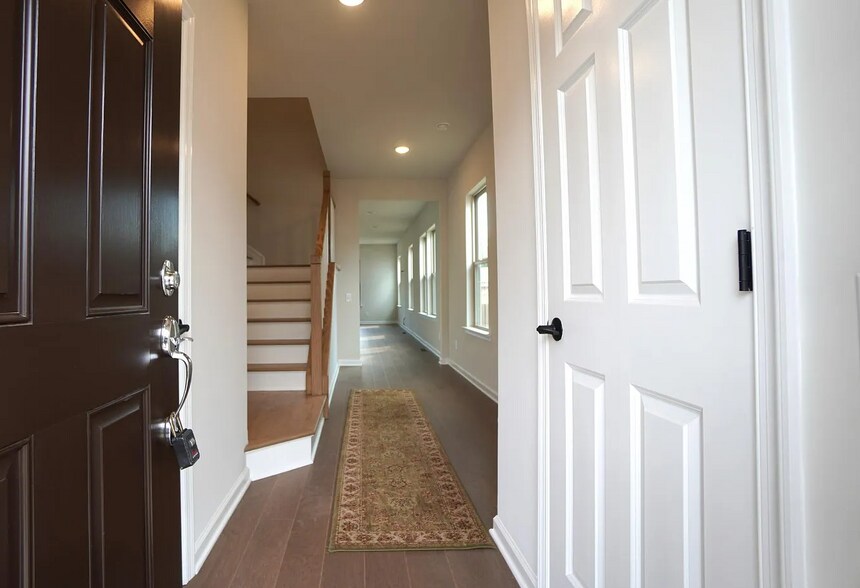 Building Photo - 612 America Dr